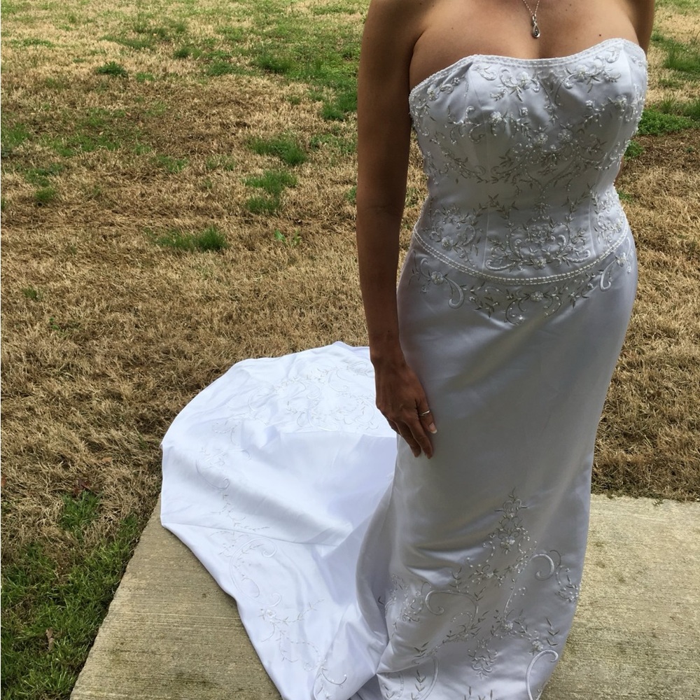 Elegant White Strapless Wedding Dress